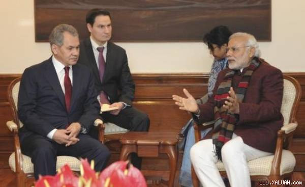 Thủ tướng Ấn Độ Narendra Modi (phải) hội đàm với Bộ trưởng quốc phòng Nga Seergei Shoigu trong cuộc gặp ở New Delhi hôm 21-1. Ảnh: Reuters