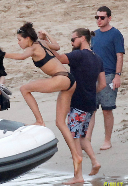 Tài tử Leonardo DiCaprio vui vẻ bên các chân dài sexy ảnh 4