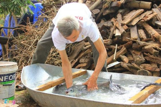 Dân làng Vũ Đại thức trắng đêm làm cá kho bán Tết ảnh 2 Dân làng Vũ Đại thức trắng đêm làm cá kho bán Tết ảnh 2