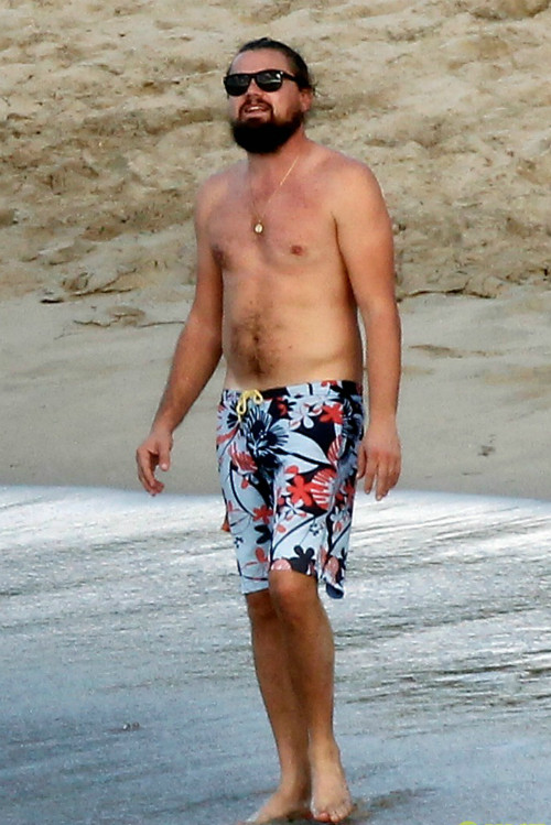 Tài tử Leonardo DiCaprio vui vẻ bên các chân dài sexy ảnh 1