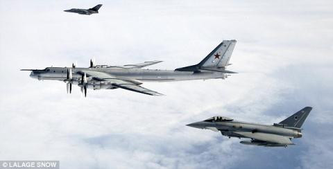 Máy bay Tu-95 được tiêm kích 