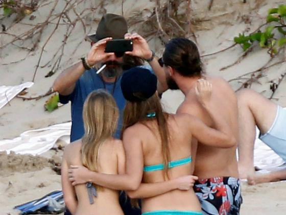 Tài tử Leonardo DiCaprio vui vẻ bên các chân dài sexy ảnh 6