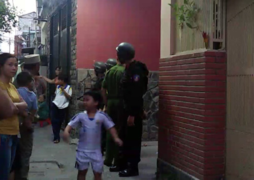 Trăm cảnh sát bao vây nhà đàn em trùm ma túy Nhật 'khùng' ảnh 1 khamxet-1358-1422359845.jpg