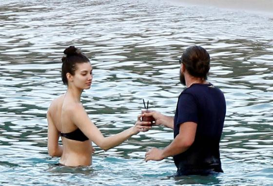 Tài tử Leonardo DiCaprio vui vẻ bên các chân dài sexy ảnh 2