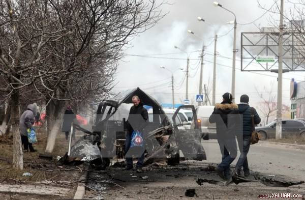 Xe ôtô bị cháy sau vụ nã pháo tại thành phố Mariupol, miền Đông Ukraine.