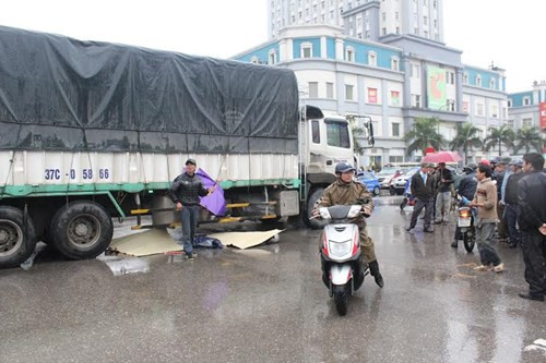 Bị cuốn vào gầm xe tải, 2 thiếu nữ tử vong ảnh 1