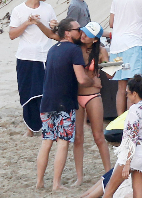 Tài tử Leonardo DiCaprio vui vẻ bên các chân dài sexy ảnh 7