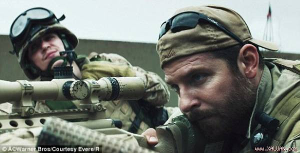 Bradley Cooper (phải) thủ vai Kyle trong phim American Sniper.