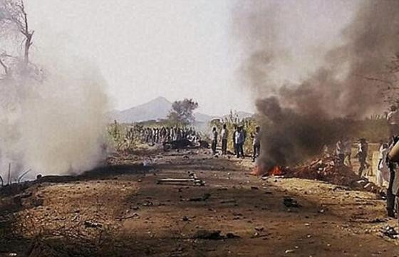 Cường kích MiG-27 đột ngột lao xuống đất, nát tan ảnh 2 Cường kích MiG-27 đột ngột lao xuống đất, nát tan ảnh 2