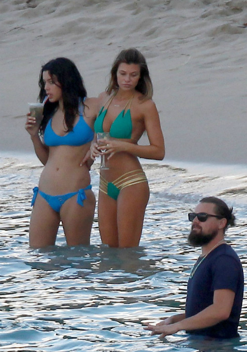 Tài tử Leonardo DiCaprio vui vẻ bên các chân dài sexy ảnh 5