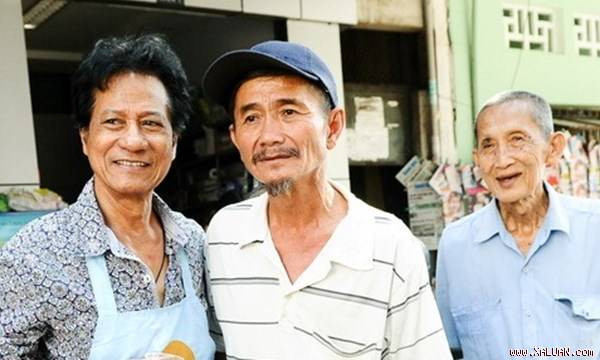 Chế Linh với người hâm mộ. Ảnh: Nguyên Trương