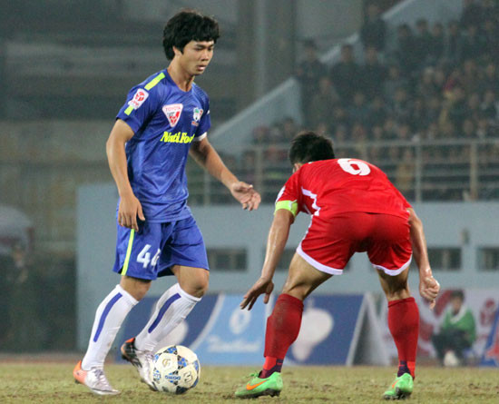 Liệu có phải áp lực đang khiến đôi chân Công Phượng nặng nề hơn?