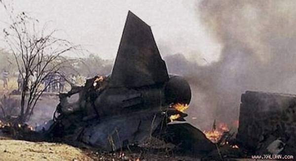 Chiến đấu cơ MiG-27 của Không quân Ấn Độ rơi xuống một cánh đồng và bốc cháy. Ảnh:Daily Mail