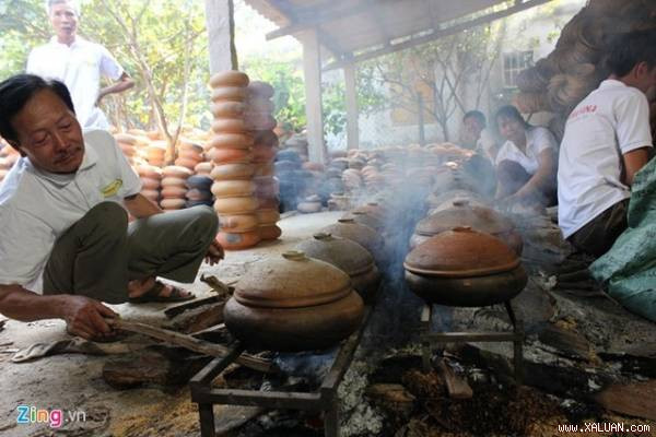 Nồi cá kho phải đun tối thiểu 16 tiếng. Lửa luôn đều, không quá to cũng không quá nhỏ. Củi dùng để kho cá bắt buộc phải là củi nhãn, bởi loại củi này có lượng nhiệt cao, giúp cá nhừ tận xư