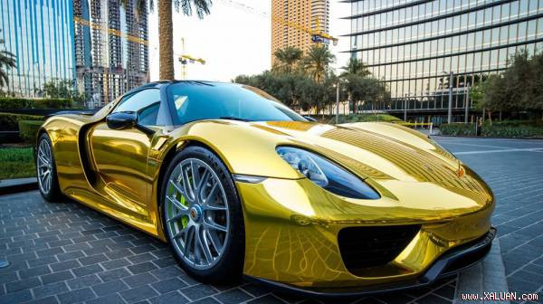 Chiếc Porsche 918 Spyder Hybrid mang số hiệu 222/918 được mạ chrome vàng cực độc.