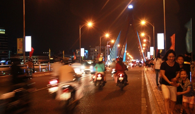 Các tuyến phố Đà Nẵng tấp nập dòng người, phương tiện, nhất là ở đường hoa Xuân.