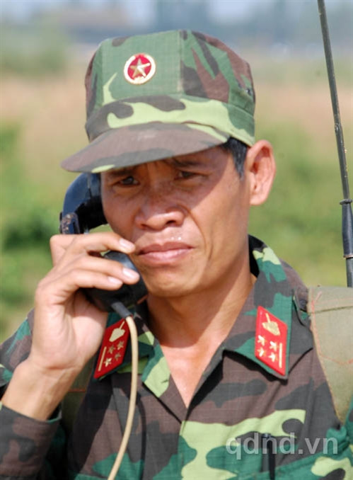 Nhân viên thông tin bám sát trận địa 