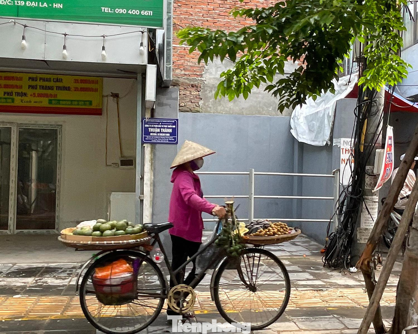 Phần diện tích không đủ để xây một căn nhà cạnh tại địa chỉ 139 Đại La được rào chắn bằng ống sắt. Phần diện tích không đủ để xây một căn nhà cạnh tại địa chỉ 139 Đại La được rào chắn bằng ống sắt.