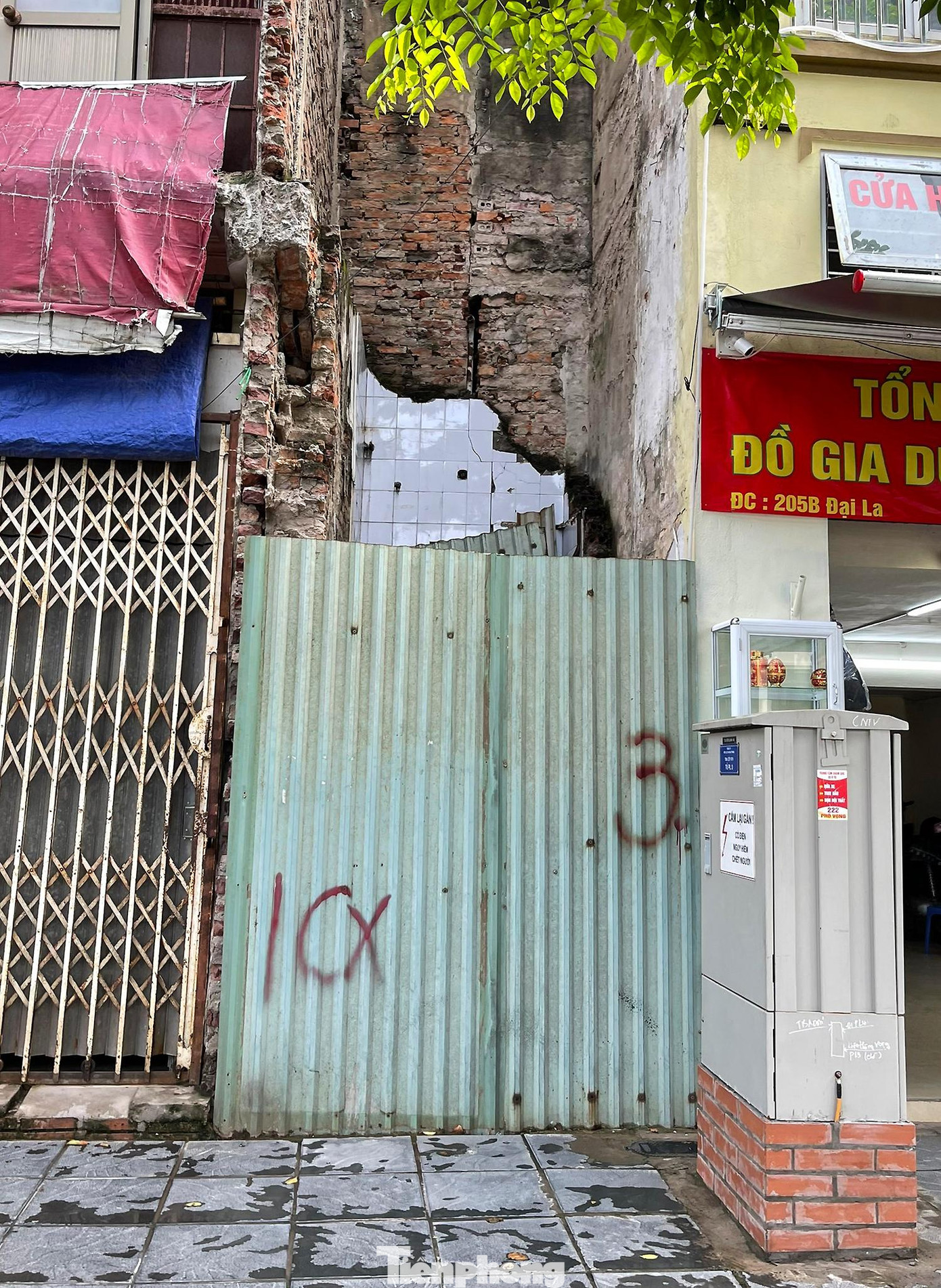 Bên cạnh đó, có hàng chục ô đất được gia chủ sử dụng vật liệu nhẹ quây lại hoặc thực hiện xây dựng trên phần đất nhỏ, có hình thù không bắt mắt,nham nhở. Bên cạnh đó, có hàng chục ô đất được gia chủ sử dụng vật liệu nhẹ quây lại hoặc thực hiện xây dựng trên phần đất nhỏ, có hình thù không bắt mắt,nham nhở.