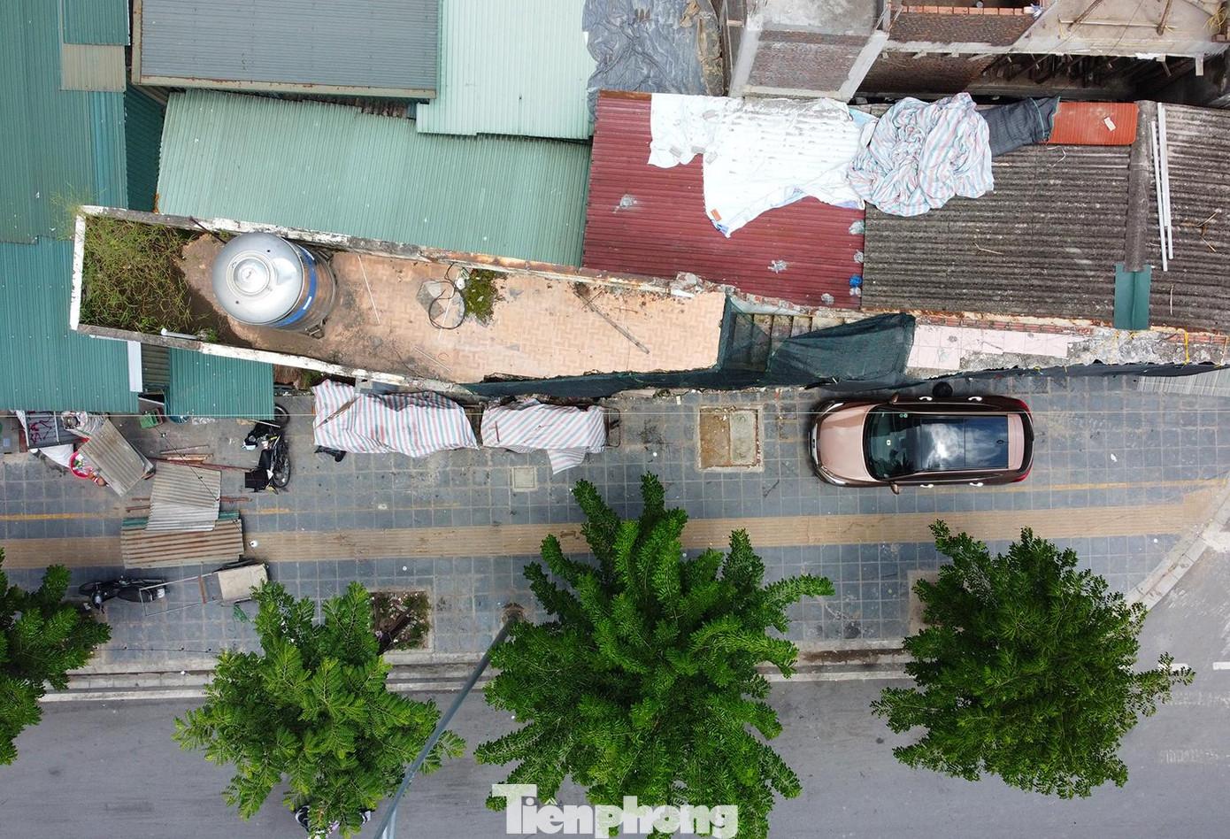 Một người dân sống gần khu vực này cho biết: " 1m2 ở đây có giá 350 triệu/m2 nhưng đến giờ cả khu này không có đất mà bán, bên cạnh căn nhà bị cắt xén còn 9m2 tính ra hơn 3 tỷ mà chủ chưa muốn bán..." Một người dân sống gần khu vực này cho biết: " 1m2 ở đây có giá 350 triệu/m2 nhưng đến giờ cả khu này không có đất mà bán, bên cạnh căn nhà bị cắt xén còn 9m2 tính ra hơn 3 tỷ mà chủ chưa muốn bán..."