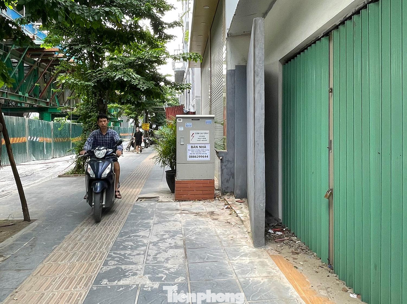 Một bức tường xây chắn trước nhà bên trong sau khi được ra mặt đường. Một bức tường xây chắn trước nhà bên trong sau khi được ra mặt đường.