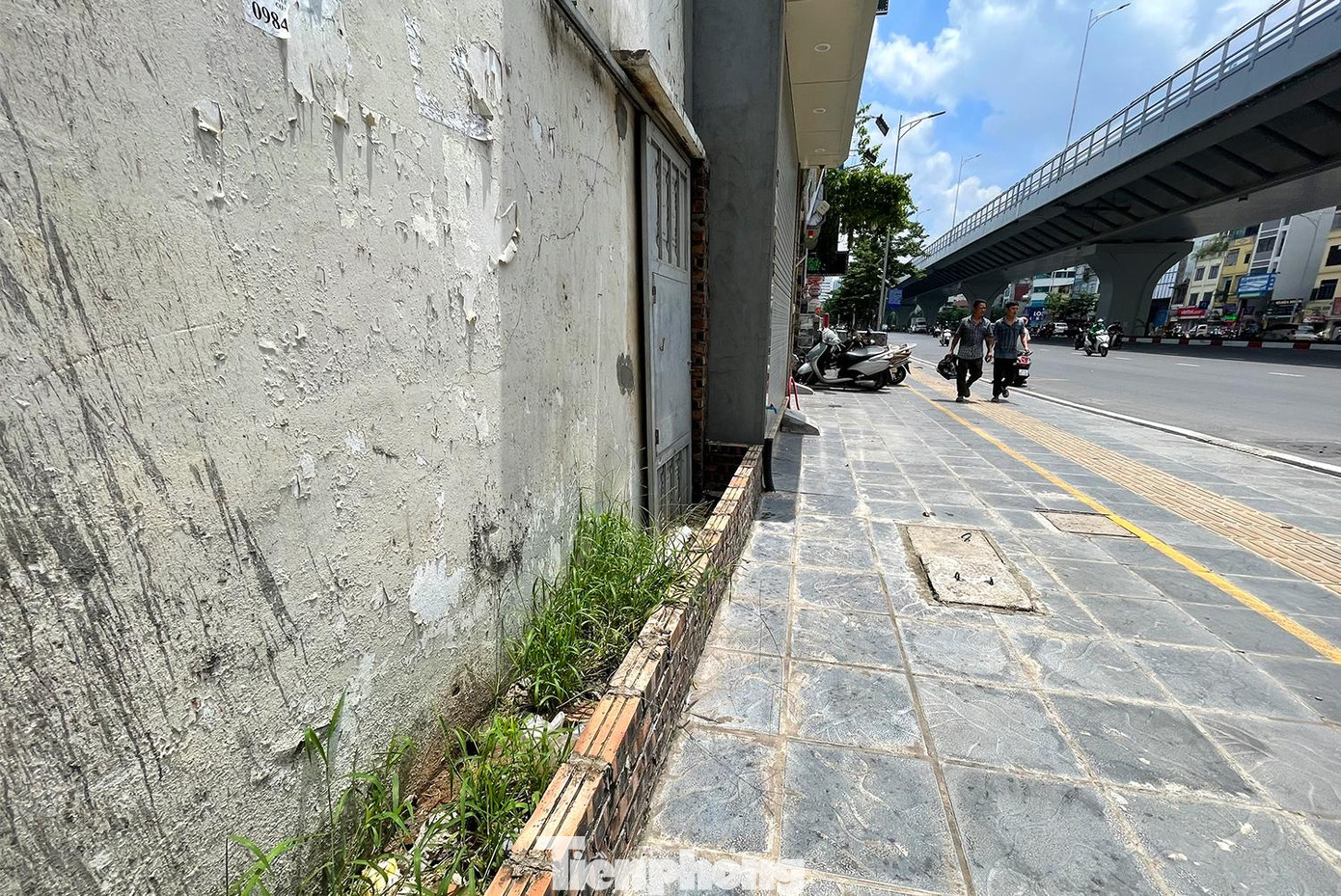 Việc thu hồi, xử lý các công trình vi phạm hiện nay khá phức tạp, phần lớn liên quan đến kinh phí. Trong ảnh: căn nhà bên trong vẫn chưa thể ra ngoài mặt đường vì còn vướng ít đất của ngôi nhà cũ được xây lên vài hàng gạch. Việc thu hồi, xử lý các công trình vi phạm hiện nay khá phức tạp, phần lớn liên quan đến kinh phí. Trong ảnh: căn nhà bên trong vẫn chưa thể ra ngoài mặt đường vì còn vướng ít đất của ngôi nhà cũ được xây lên vài hàng gạch.