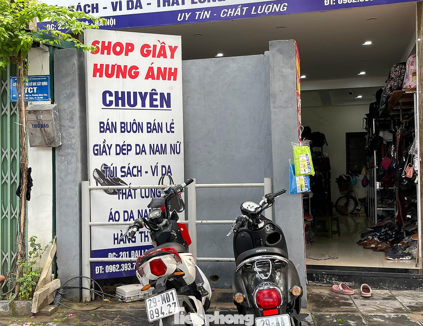 Trước số nhà 201 phố Đại La,sau khi đền bù giải phóng mặt bằng còn thừa ra hơn 2m chiều rộng và dài 70cm thì được xây bức tường chắn trước cửa nhà. Trước số nhà 201 phố Đại La,sau khi đền bù giải phóng mặt bằng còn thừa ra hơn 2m chiều rộng và dài 70cm thì được xây bức tường chắn trước cửa nhà.