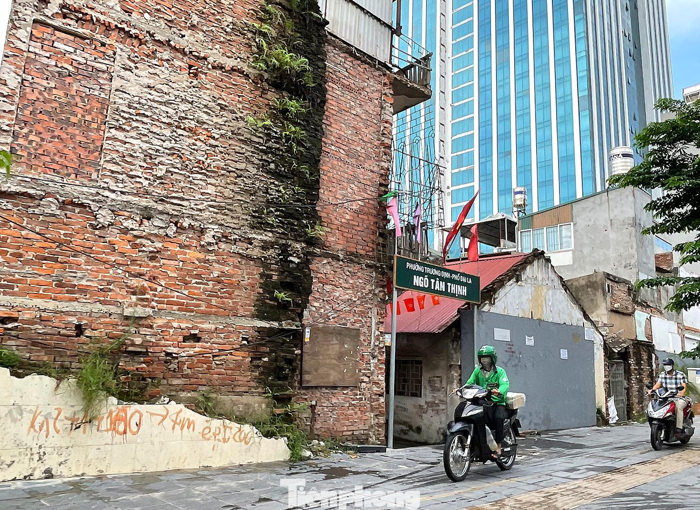 Nhiều năm qua, để chỉnh trang bộ mặt Thủ đô, TP. Hà Nội đề ra nhiều phương án, biện pháp xử lý các trường hợp nhà “siêu mỏng, siêu méo”. Nhiều năm qua, để chỉnh trang bộ mặt Thủ đô, TP. Hà Nội đề ra nhiều phương án, biện pháp xử lý các trường hợp nhà “siêu mỏng, siêu méo”.