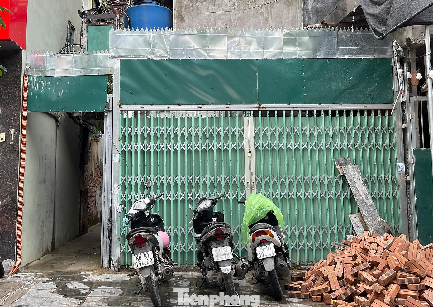 “Trong các văn bản, thành phố đang khuyến khích việc hợp thửa, hợp khối, cho phép xây dựng riêng biệt tường, nhưng phải xây dựng cùng một lúc. Trong đó, toàn bộ kết cấu móng phải liền nhau, trong bản thiết kế thì có phần riêng tường. Tuy nhiên, chiều cao và kích thước của các nhà là khác nhau”. “Trong các văn bản, thành phố đang khuyến khích việc hợp thửa, hợp khối, cho phép xây dựng riêng biệt tường, nhưng phải xây dựng cùng một lúc. Trong đó, toàn bộ kết cấu móng phải liền nhau, trong bản thiết kế thì có phần riêng tường. Tuy nhiên, chiều cao và kích thước của các nhà là khác nhau”.