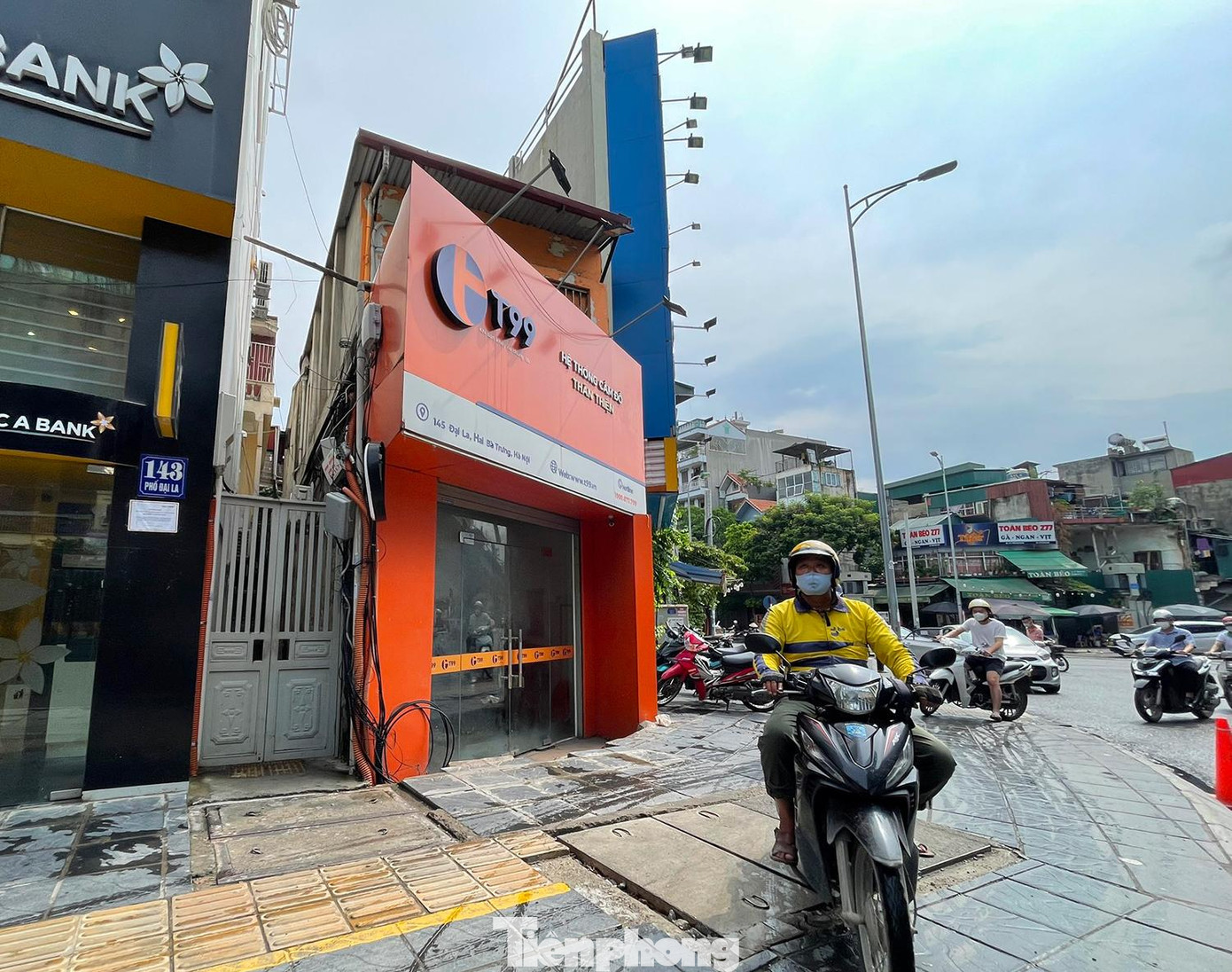 Đoạn ngã ba phố Đại La giao cắt Trần Đại Nghĩa là số nhà 145 ngôi nhà bị cắt xén góc tam giác, méo mó trông rất mất mỹ quan đô thị. Đoạn ngã ba phố Đại La giao cắt Trần Đại Nghĩa là số nhà 145 ngôi nhà bị cắt xén góc tam giác, méo mó trông rất mất mỹ quan đô thị.