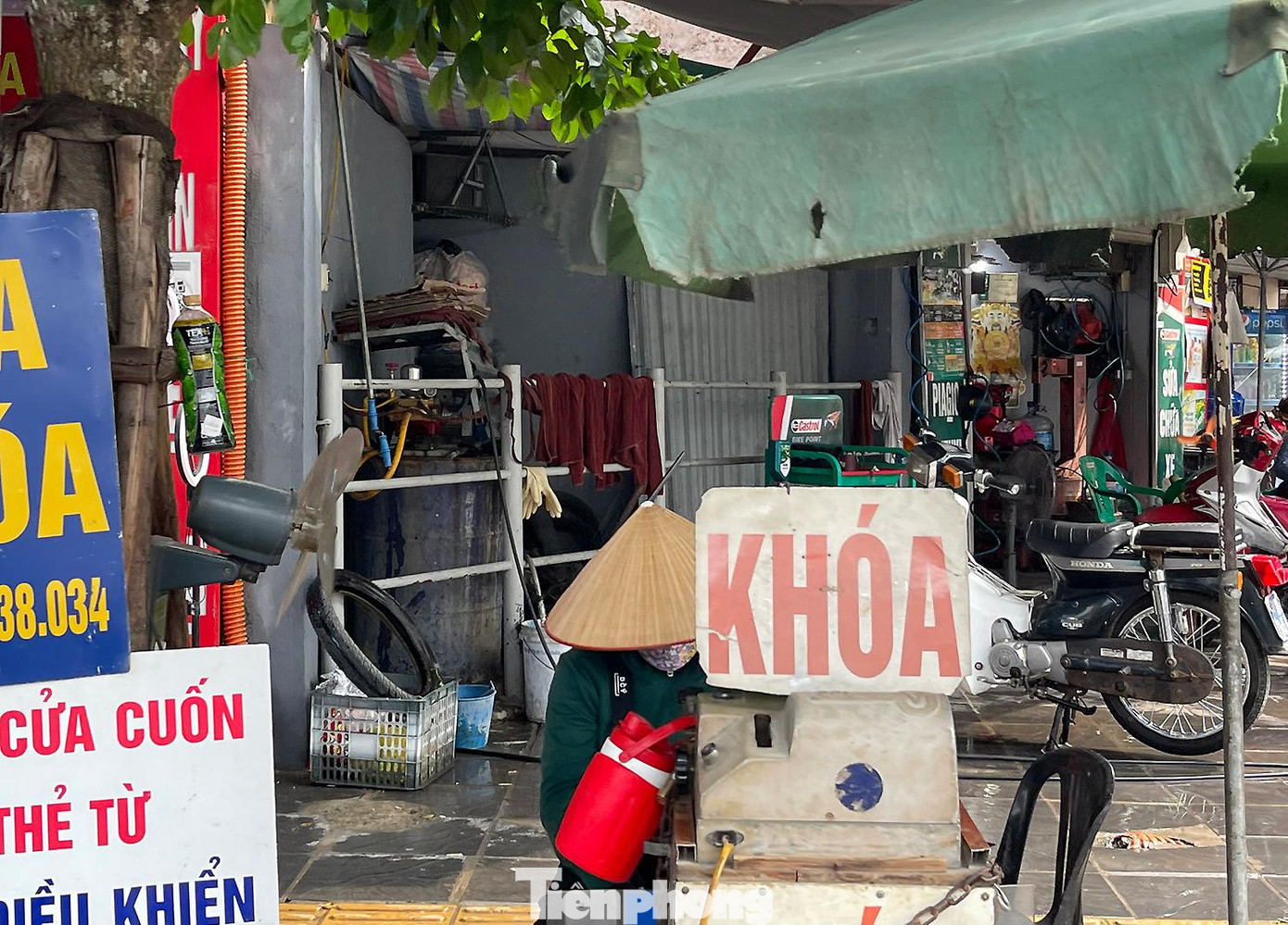 Còn có chỗ diện tích vài m2 được rào chắn, người dân "tranh thủ" làm chỗ rửa xe máy. Còn có chỗ diện tích vài m2 được rào chắn, người dân "tranh thủ" làm chỗ rửa xe máy.