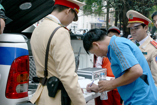 Nhiều trường hợp sử dụng quá nồng độ bia, rượu khi điều khiển xe máy