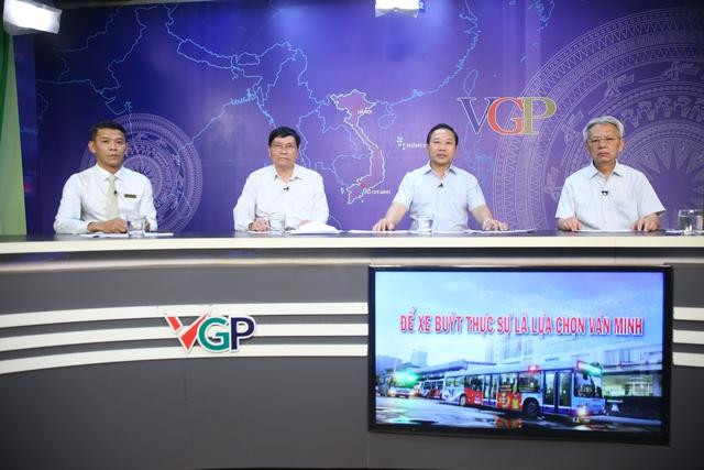 Các khách mời tham gia cuộc tọa đàm "Để xe buýt thực sự là một lựa chọn văn minh"