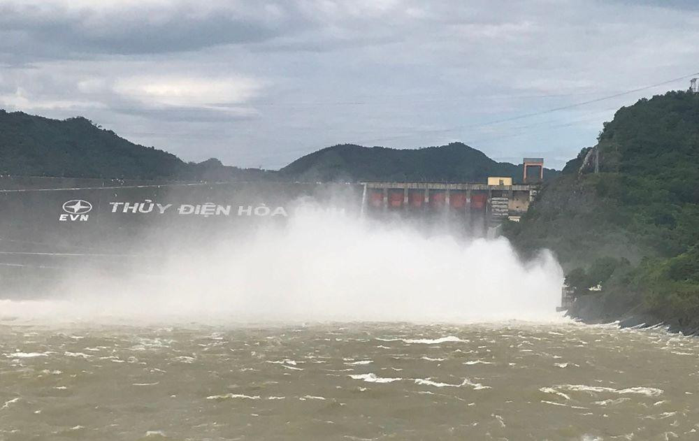 Thủy điện Hòa Bình xả lũ (Ảnh minh họa)