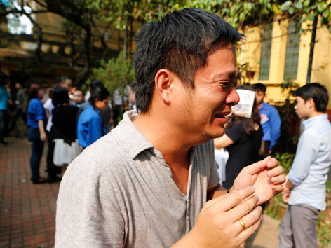 Một người đàn ông sau khi viếng Đại tướng đã bật khóc