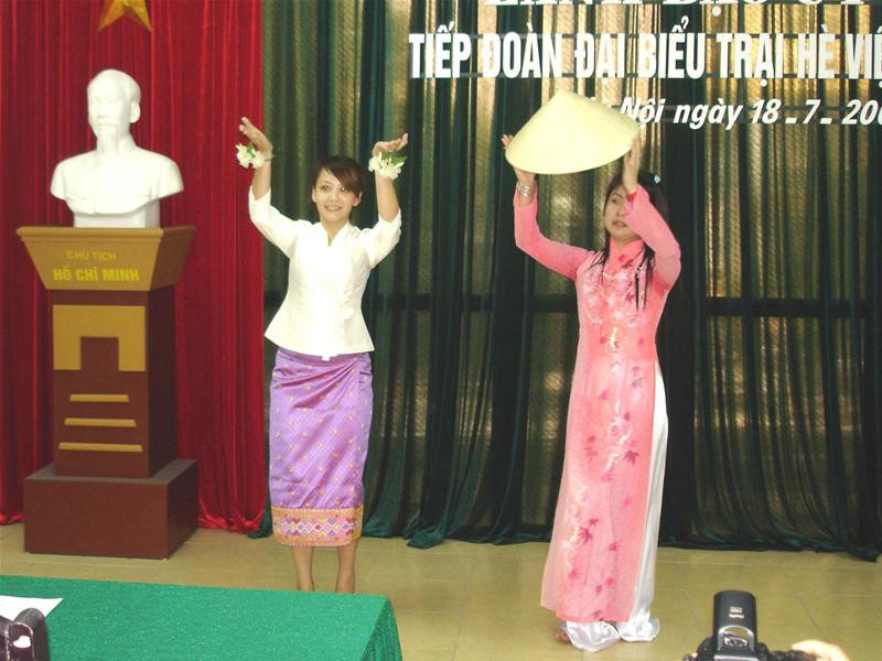 Bạn Đặng Hải Yến và Nguyễn Thị Phương đến từ Viêng chăn, Lào, đang trình diễn điệu múa Tình hữu nghị Việt - Lào