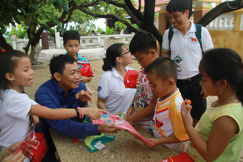 Các bậc phụ huynh trên đảo Sinh Tồn phân chia quần áo cho các cháu nhỏ