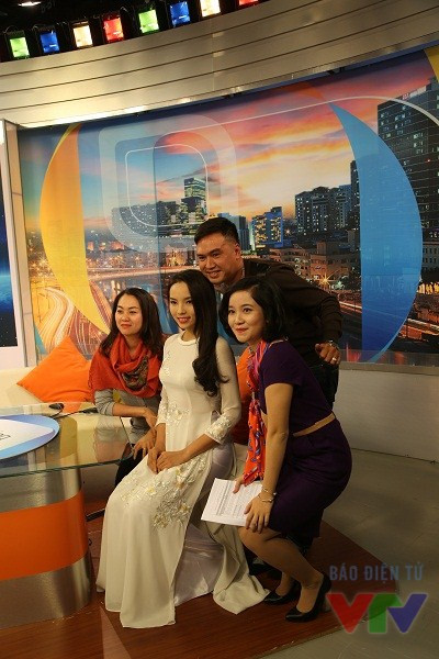 Hoa hậu Kỳ Duyên rạng rỡ trên trường quay VTV ảnh 1