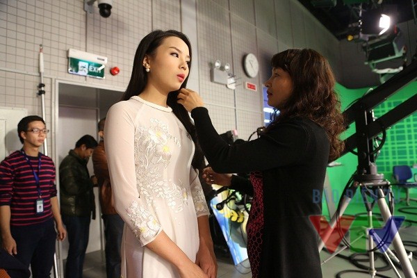 Hoa hậu Kỳ Duyên rạng rỡ trên trường quay VTV ảnh 3