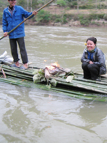 Mường Khương (Lào Cai) rét đậm, phải đốt lửa trên bè. Mường Khương (Lào Cai) rét đậm, phải đốt lửa trên bè