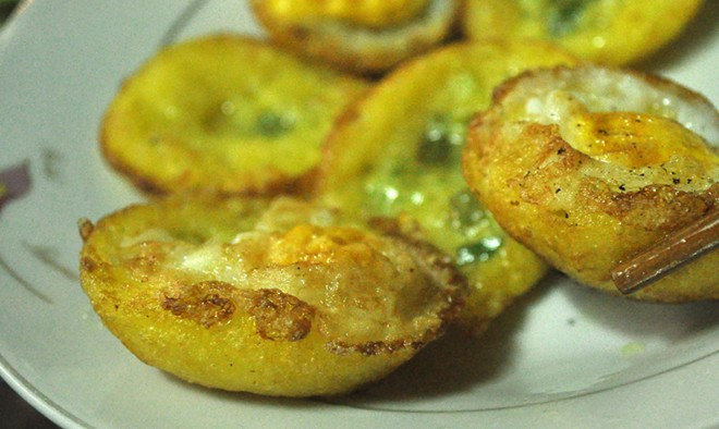 Bánh căn vỏ ngoài giòn, bên trong mềm