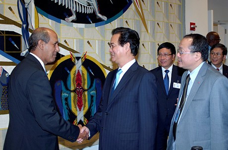 Đại diện các tổ chức của Liên Hợp Quốc chúc mừng sau khi Thủ tướng kết thúc bài phát biểu trước Phiên thảo luận cấp cao của Đại Hội đồng LHQ khoá 68 - Ảnh: VGP/Nhật Bắc. Đại diện các tổ chức của Liên Hợp Quốc chúc mừng sau khi Thủ tướng kết thúc bài phát biểu trước Phiên thảo luận cấp cao của Đại Hội đồng LHQ khoá 68 - Ảnh: VGP/Nhật Bắc