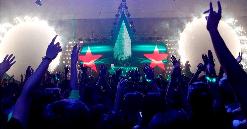 Màn biến chuyển đầy bất ngờ với sự xuất hiện của ngôi sao đỏ biểu tượng chất lượng của bia Heineken đã thổi bùng khán giả trong đêm nhạc. Hiệu ứng ấn tượng trên những màn hình LED khổng lồ kết hợp với hàng ngàn ánh pháo điện lộng lẫy khiến khán giả yêu thích bia Heineken càng trở nên cuồng nhiệt