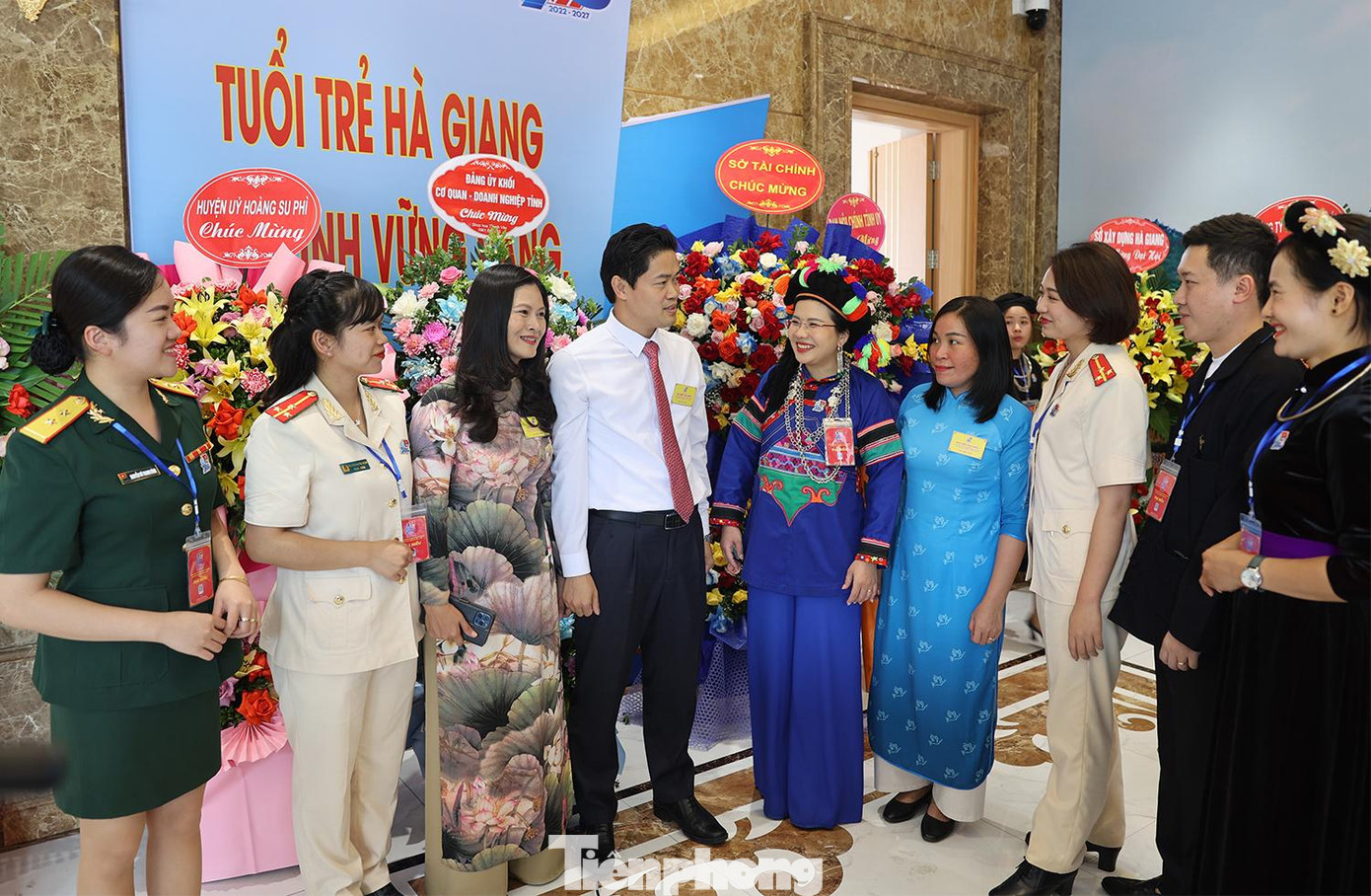 Các đại biểu trao đổi bên lề đại hội