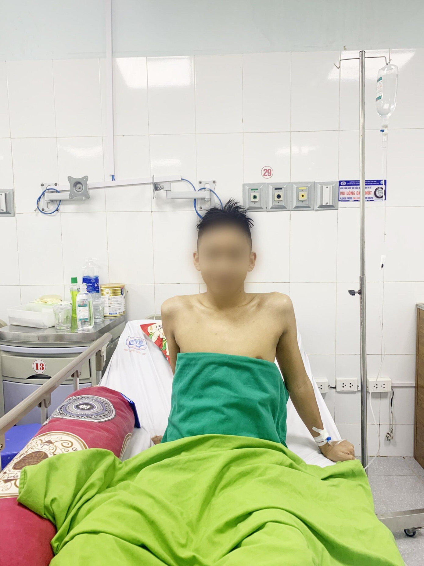 Hiện tại, người bệnh đã rút được ống nội khí quản, tự thở oxy, tỉnh táo, đã qua giai đoạn nguy kịch và đã được ra viện. Ảnh: Bệnh viện cung cấp Hiện tại, người bệnh đã rút được ống nội khí quản, tự thở oxy, tỉnh táo, đã qua giai đoạn nguy kịch và đã được ra viện. Ảnh: Bệnh viện cung cấp