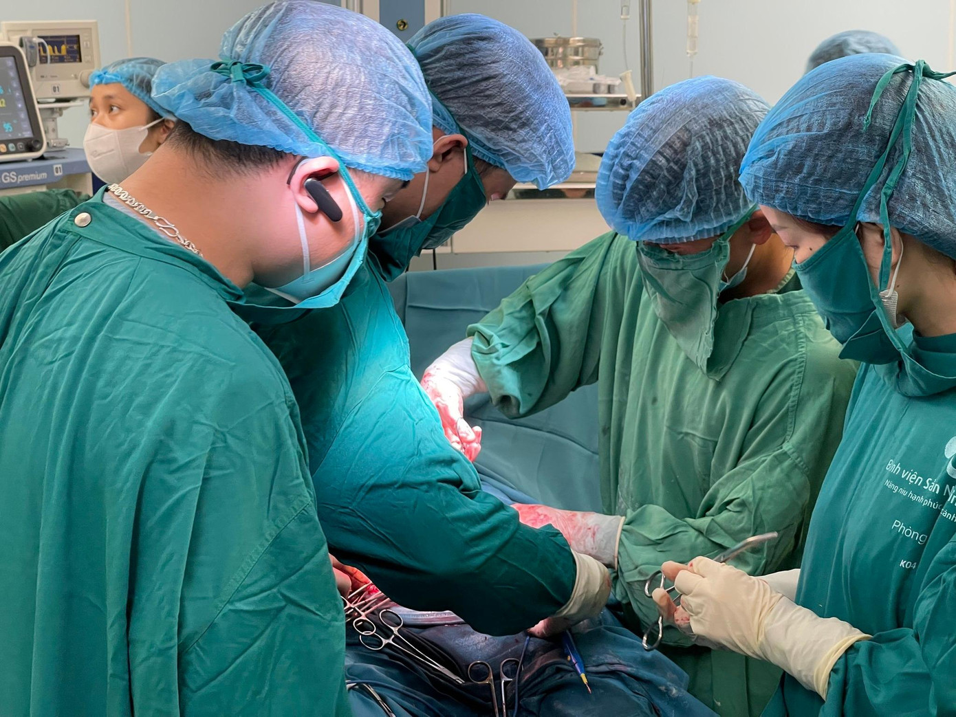 Các bác sỹ phẫu thuật cho chị H. Ảnh: Bệnh viện cung cấp