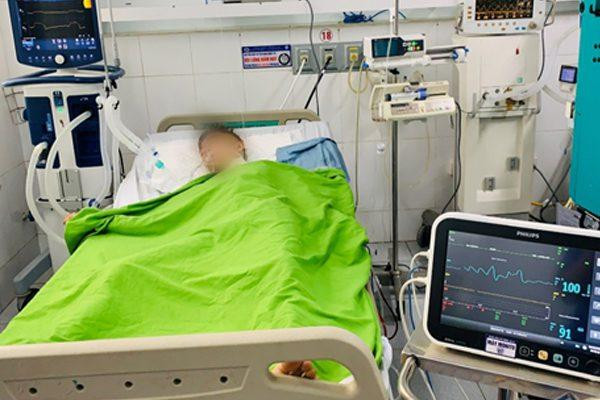 Người bệnh nam, 14 tuổi, ở Quang Húc – Tam Nông – Phú Thọ được chuyển từ Trung Tâm Y tế Tam Nông xuống Bệnh viện Đa khoa tỉnh Phú Thọ trong tình trạng trụy mạch, tụt huyết áp, đau vùng hố thận bên trái. Người bệnh được thăm khám và chụp cắt lớp vi tính kiểm tra cho thấy chấn thương ổ bụng, giập nát toàn bộ thận trái. Ngay lập tức người bệnh được hội chẩn Khoa Ngoại thận – tiết niệu và được chỉ định phẫu thuật cấp cứu cắt thận trái, cầm máu kịp thời. Ảnh: Bệnh viện cung cấp Người bệnh nam, 14 tuổi, ở Quang Húc – Tam Nông – Phú Thọ được chuyển từ Trung Tâm Y tế Tam Nông xuống Bệnh viện Đa khoa tỉnh Phú Thọ trong tình trạng trụy mạch, tụt huyết áp, đau vùng hố thận bên trái. Người bệnh được thăm khám và chụp cắt lớp vi tính kiểm tra cho thấy chấn thương ổ bụng, giập nát toàn bộ thận trái. Ngay lập tức người bệnh được hội chẩn Khoa Ngoại thận – tiết niệu và được chỉ định phẫu thuật cấp cứu cắt thận trái, cầm máu kịp thời. Ảnh: Bệnh viện cung cấp