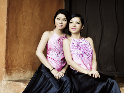 Nhờ sự hỗ trợ về trang điểm và trang phục của nhà thiết kế Việt Hùng, Thúy Nga đã tự tin tham gia cuộc thi