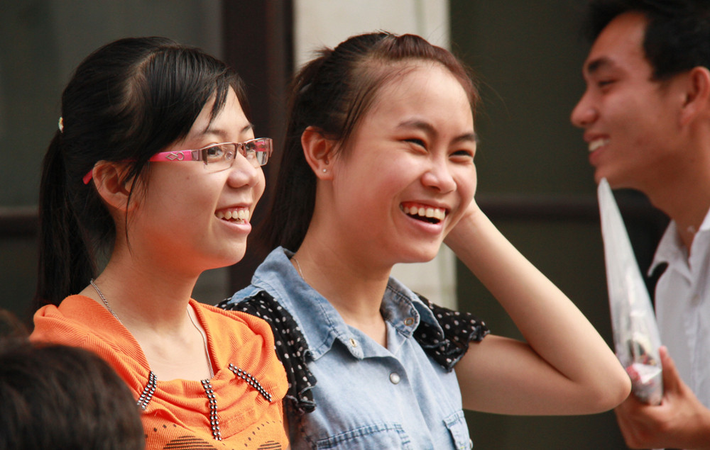 Nụ cười tươi trước giờ thi của hai nữ sĩ tử. Ảnh: Trường Phong 