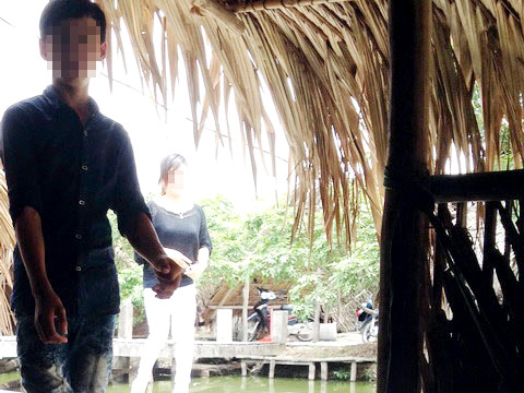 Nhân viên quán nhậu sân vườn hướng dẫn tiếp viên 